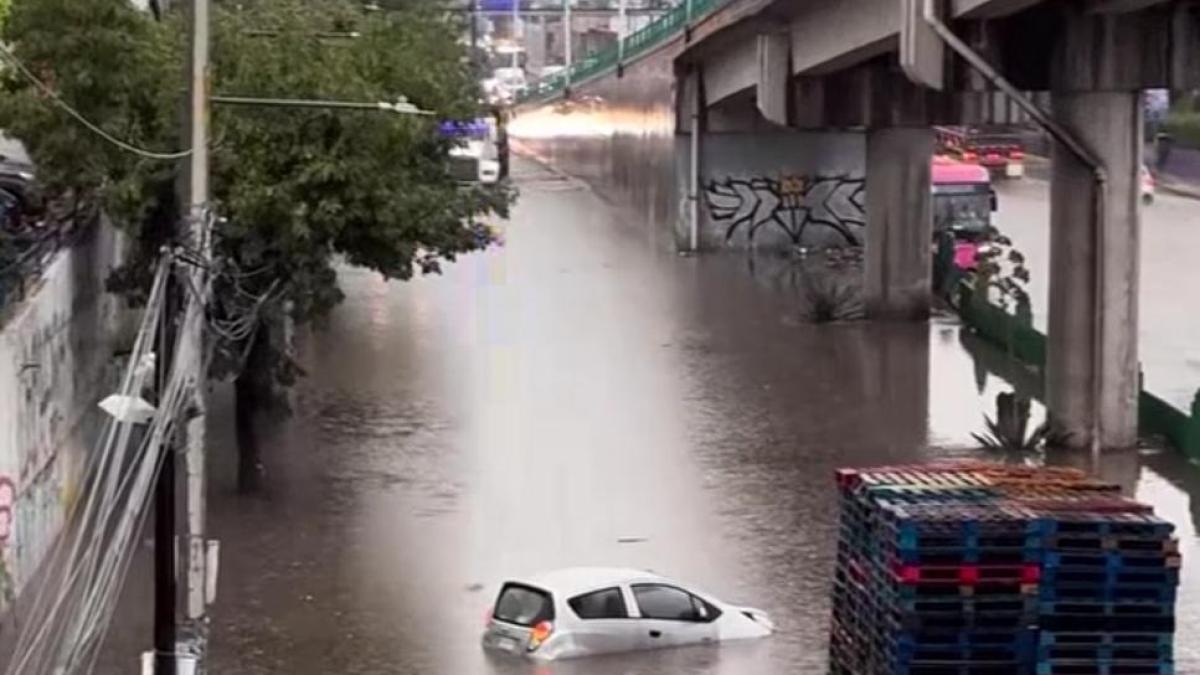 Fuerte lluvia anega vialidades de Ecatepec, Tultepec y Coacalco