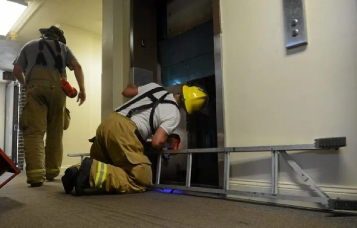 Ocho amigos quedaron atrapados en el ascensor de un edificio céntrico de Posadas