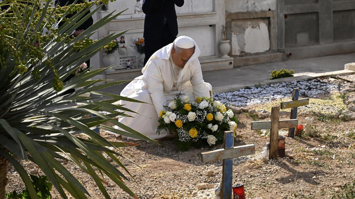 El Papa se arrodilla en Lampedusa ante la tragedia de los migrantes