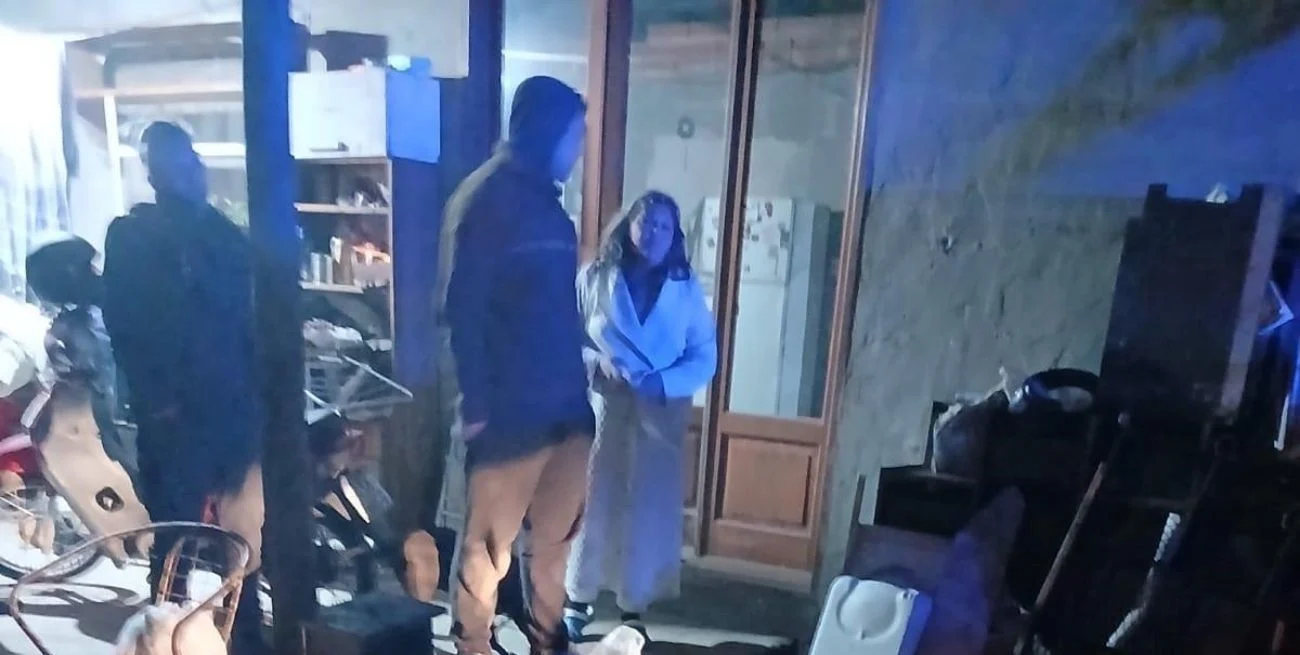Profesionalismo: mujer policia desarmó a un joven atrincherado y evitó una tragedia familiar
