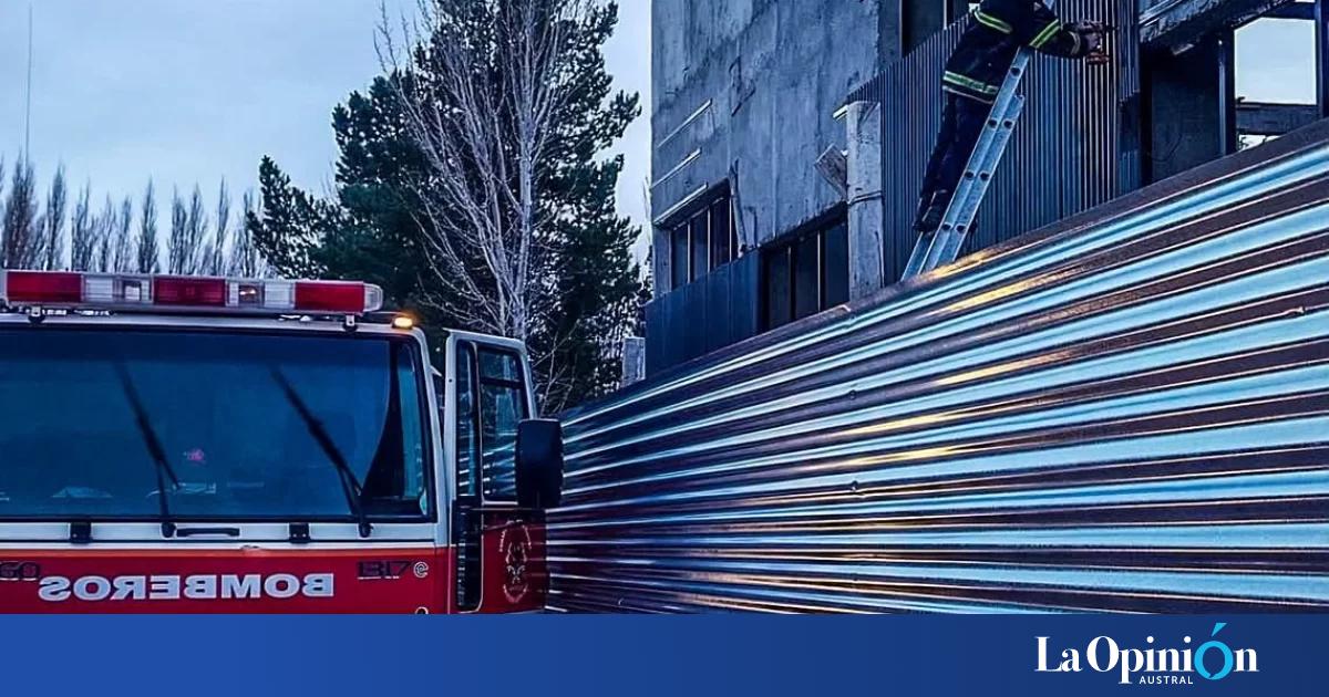 El viento puso en riesgo una obra escolar en Los Antiguos: Bomberos evitaron la caída de una chapa metálica