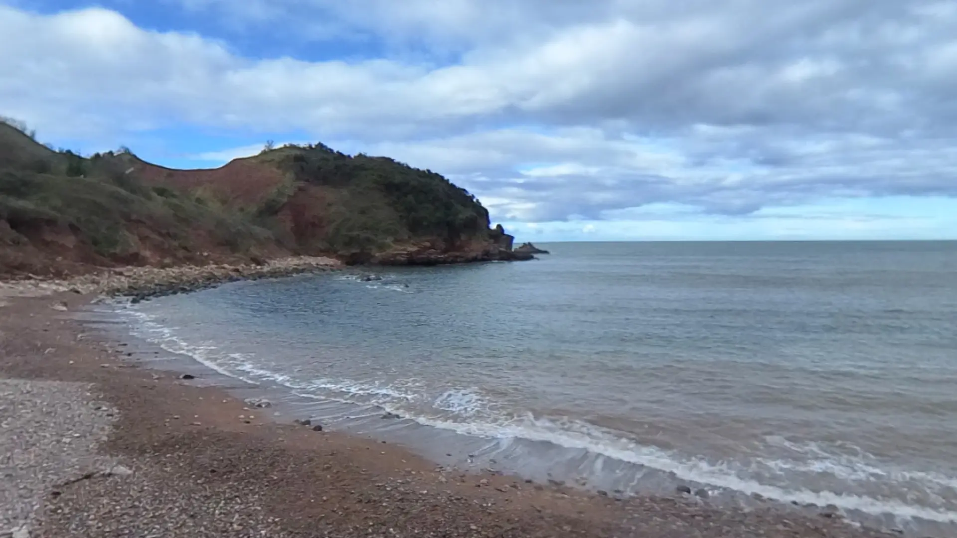 Hallan el cadáver de una joven flotando en una playa de Candás