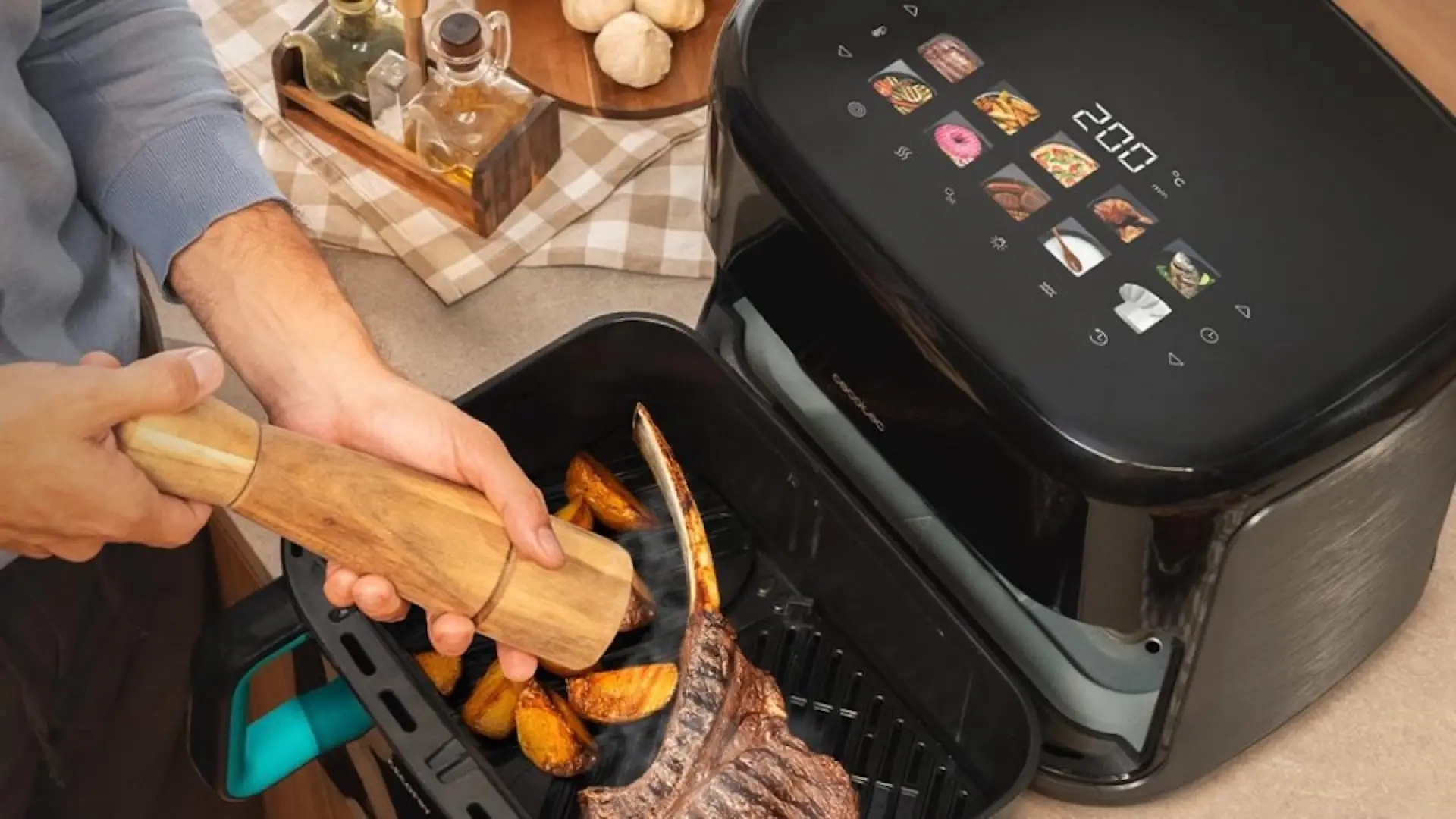 Carnes jugosas y verduras crujientes sin una gota de aceite: la freidora innovadora con grill y ahumador