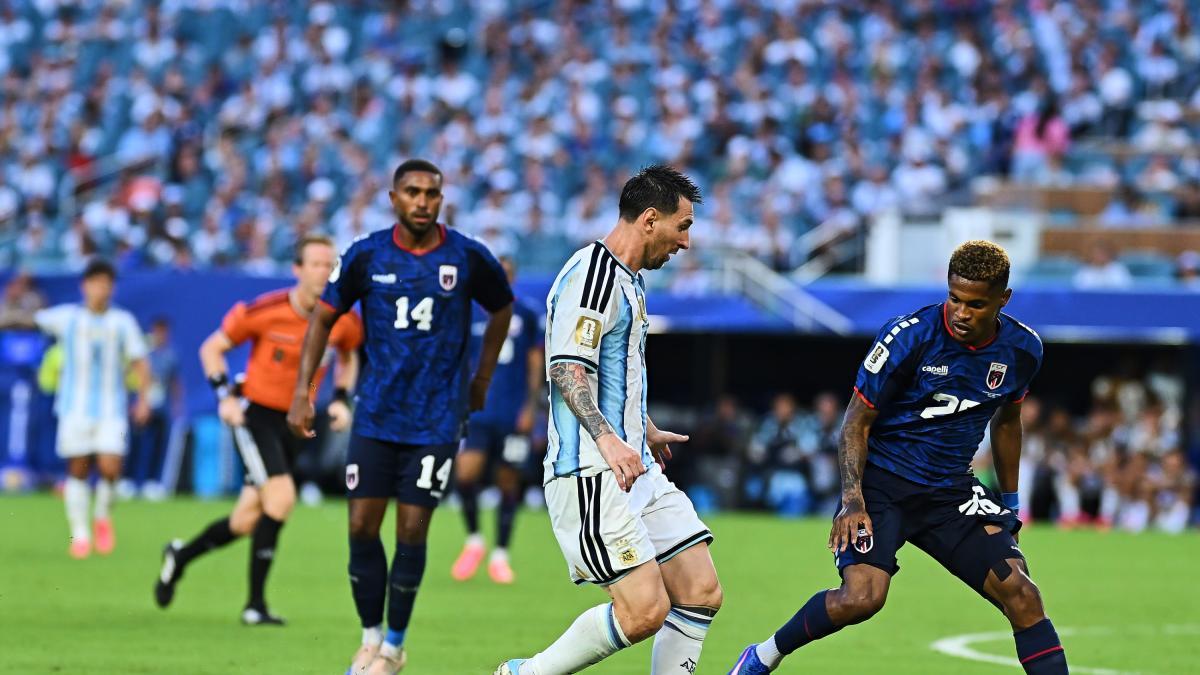 "Antes me cargaban a patadas"; ahora Messi reparte autógrafos a sus rivales