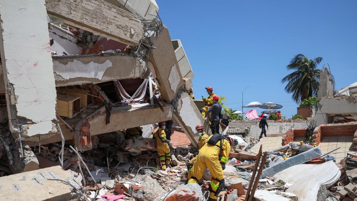 Rescatan a hombre tras ocho días bajo los escombros en Venezuela
