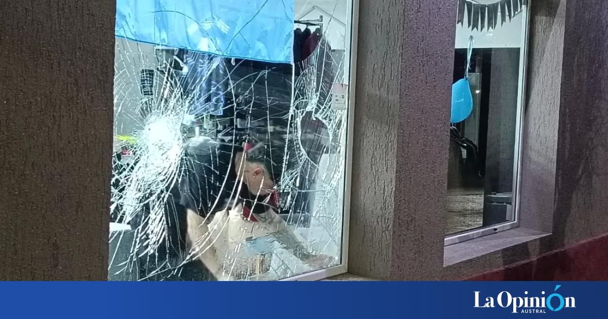 Intentaron romper el vidrio blindado de una barbería en Puerto Deseado: investigan si fue un intento de robo durante la madrugada