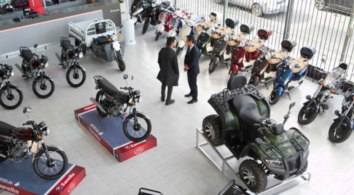 Las motos baten récords, mientras el mercado de autos profundiza su caída