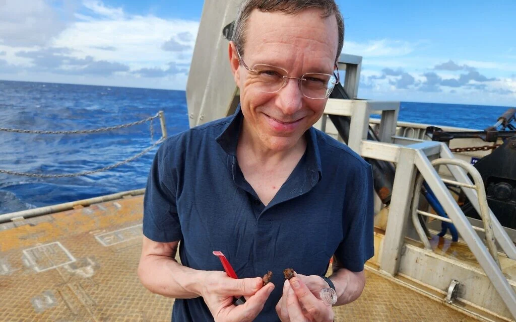 Polarizing Israeli-born Harvard astronomer picked to lead White House UFO council