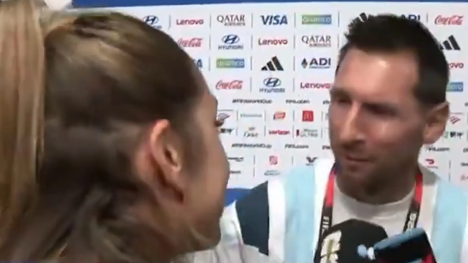 El detalle viral de Messi con la periodista Sofi Martínez tras el triunfo de Argentina: "Si te miro porque te miro"