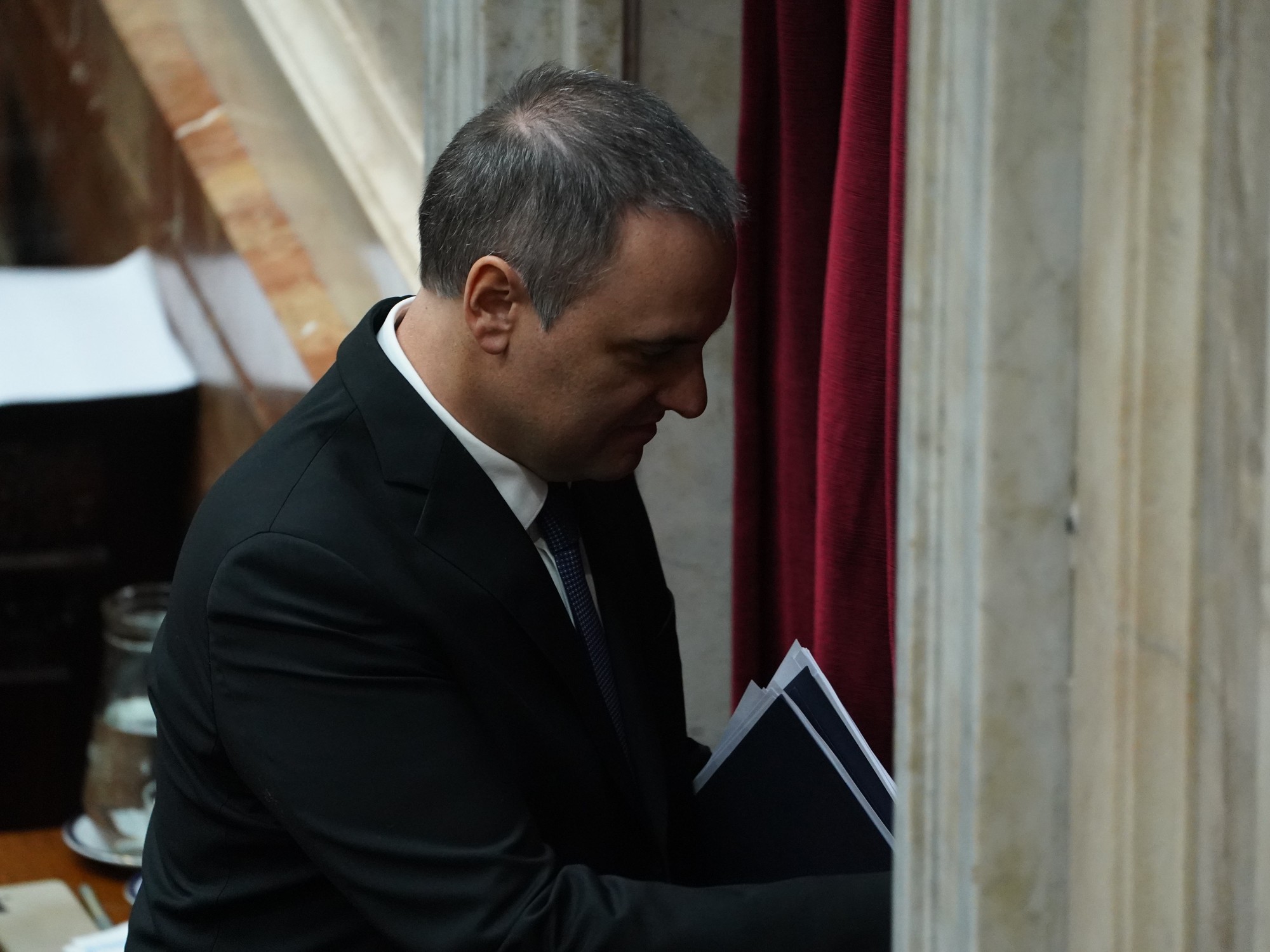 La Justicia restringe las salidas de Manuel Adorni al exterior mientras avanza la causa por presunto enriquecimiento ilícito