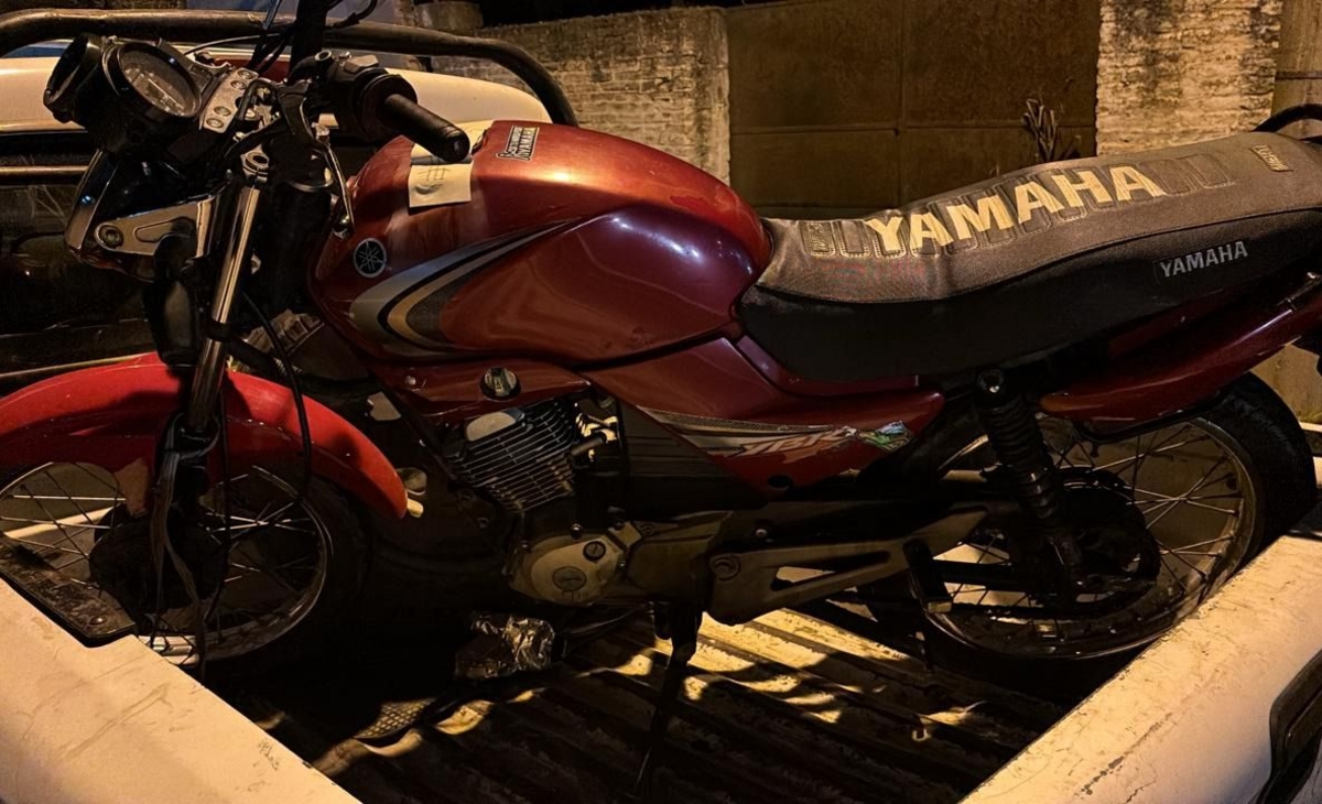 Dos motociclistas cayeron al piso, no tenían papeles y le secuestraron la moto