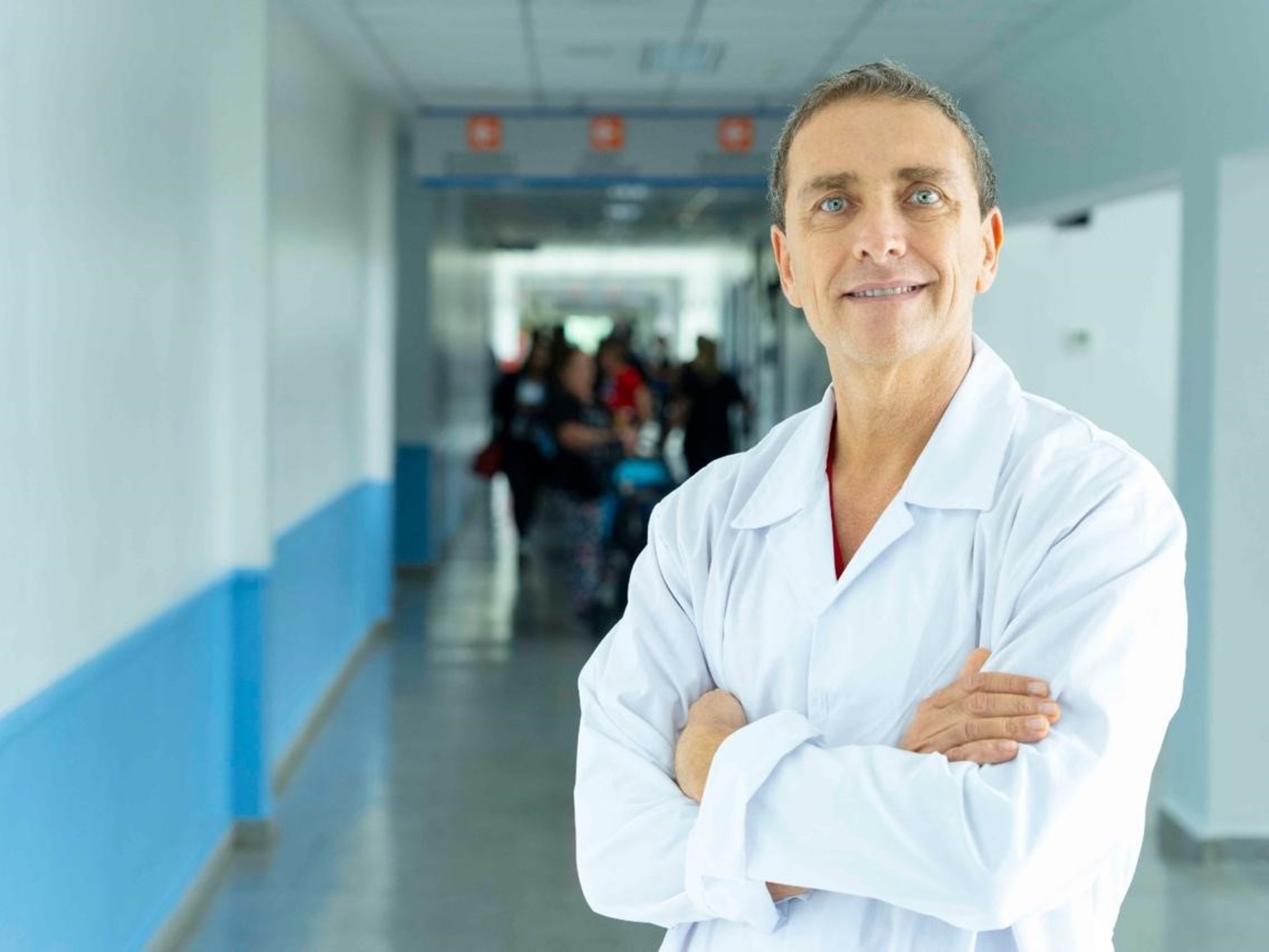 De un esguince a una embolia pulmonar: cómo es la cirugía más compleja del mundo y quién es el único médico que la hace en un hospital público