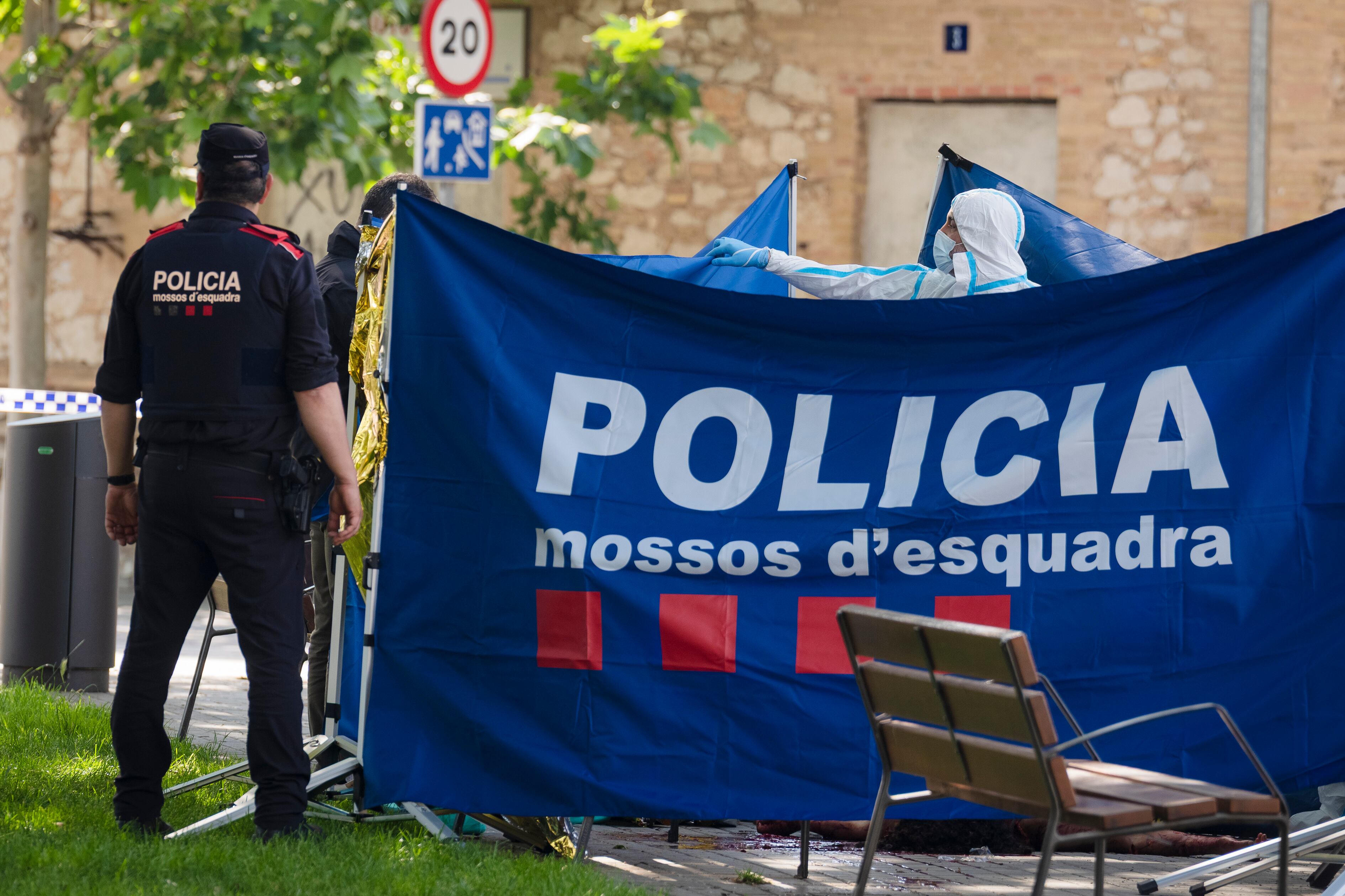 Al menos cuatro heridos muy graves por el choque de un autocar contra un edificio en Lleida