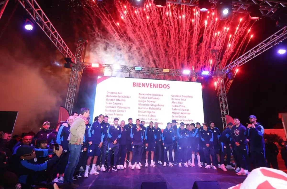 Llegó la Albirroja: los jugadores y Alfaro fueron recibidos como héroes