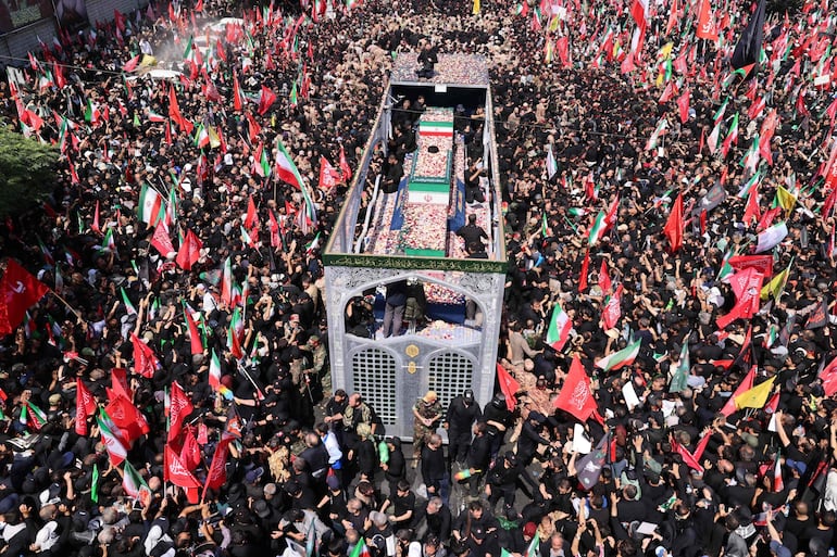 Irán: Millones de iraníes participan en la procesión fúnebre de Alí Jameneí en Teherán - Mundo