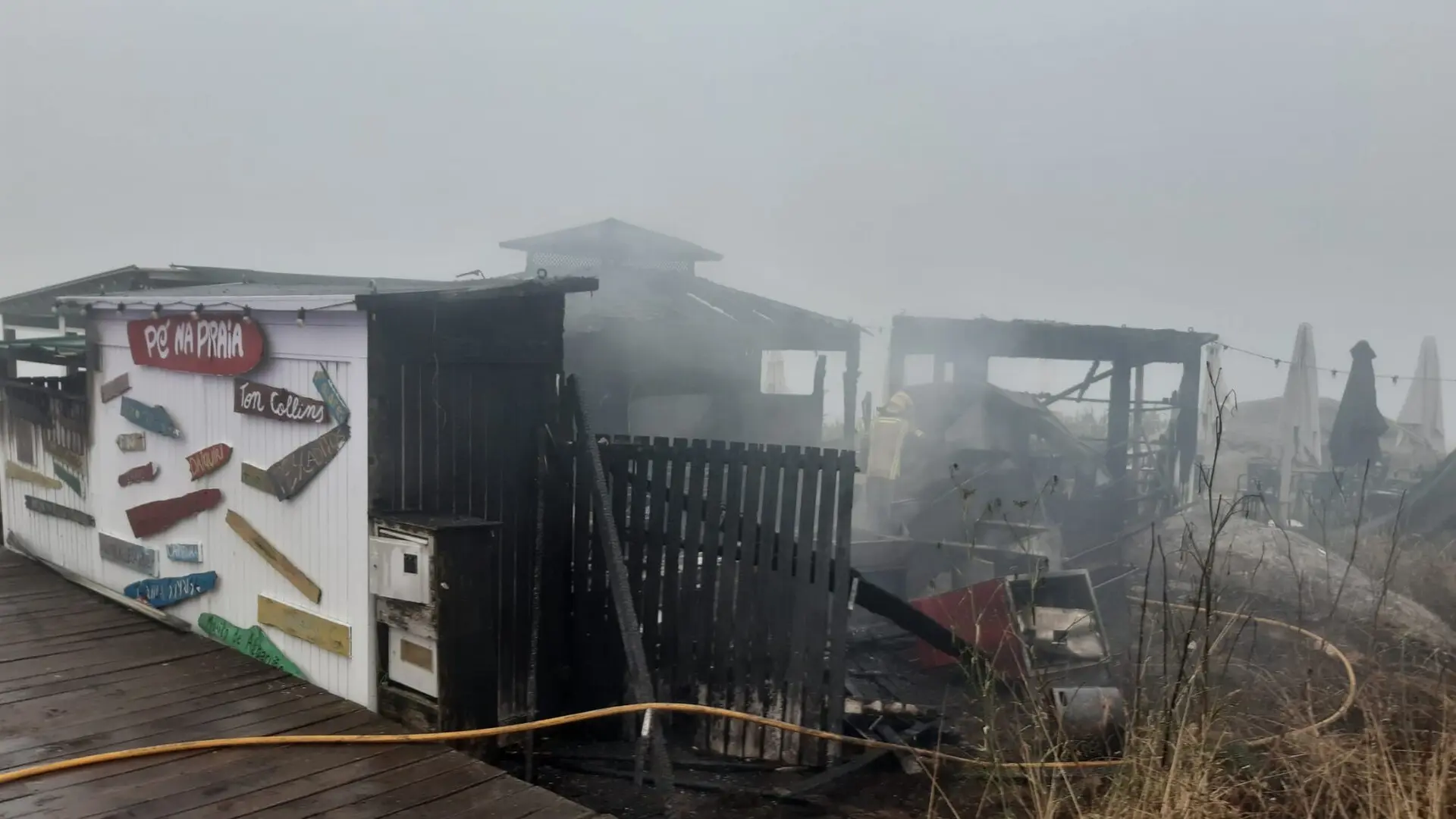 Un incendio calcina un chiringuito en la playa de A Lanzada, en Sanxenxo