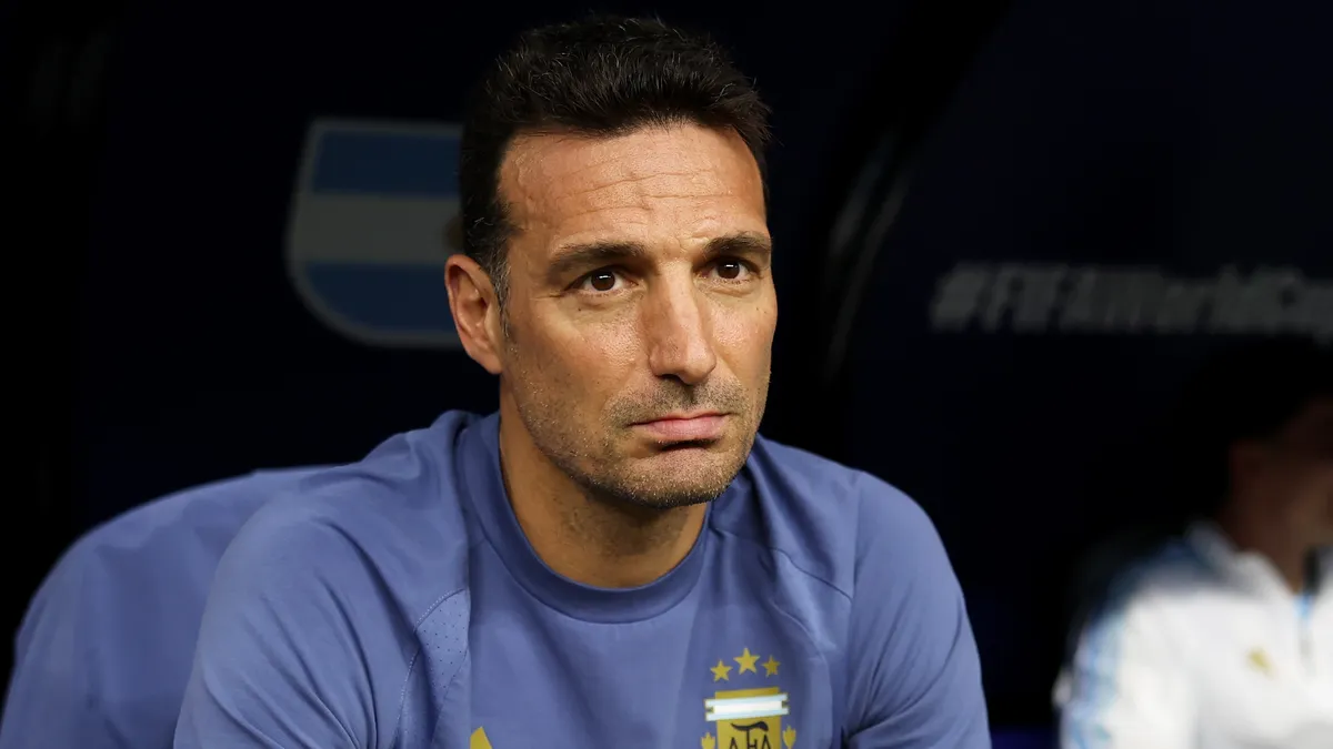 Scaloni mete mano: Paredes podría entrar en el once titular de la Selección Argentina para enfrentar a Egipto