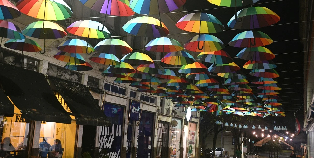 Como en San Telmo: Santa Fe ya tiene su propio corredor de sombrillas en la Cortada Falucho