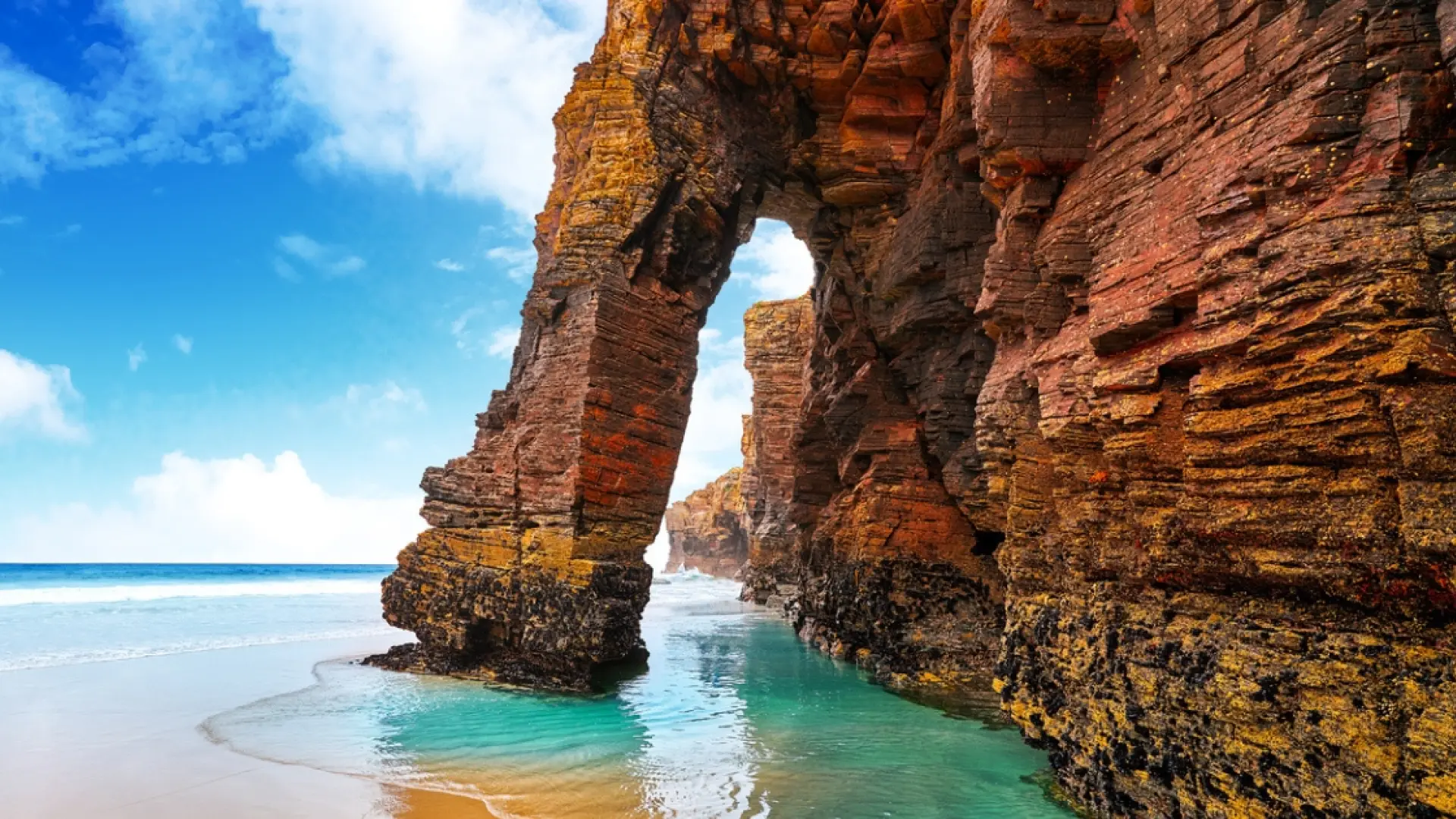 El motivo por el que la playa de Las Catedrales tendrá bandera negra este verano