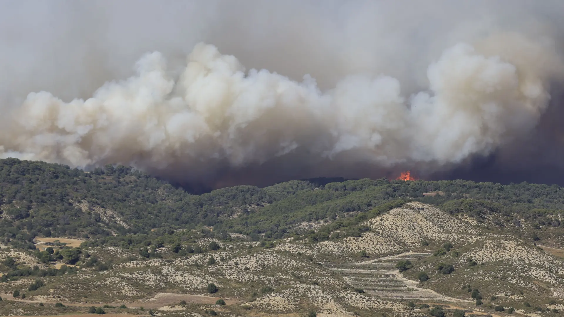 Los incendios forestales de Leciñena y La Fueva siguen activos y obligan a desalojar a 40 personas
