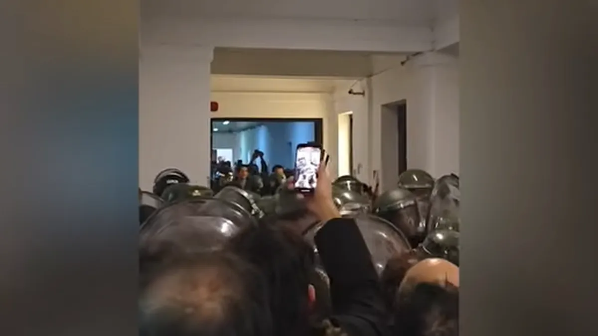 El gobierno despidió más de 100 trabajadores de la Comisión Atómica y el presidente huyó escoltado por Gendarmería