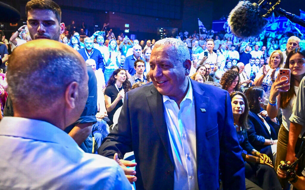 Gadi Eisenkot launches a centrist campaign tailored for the commuters of Route 4