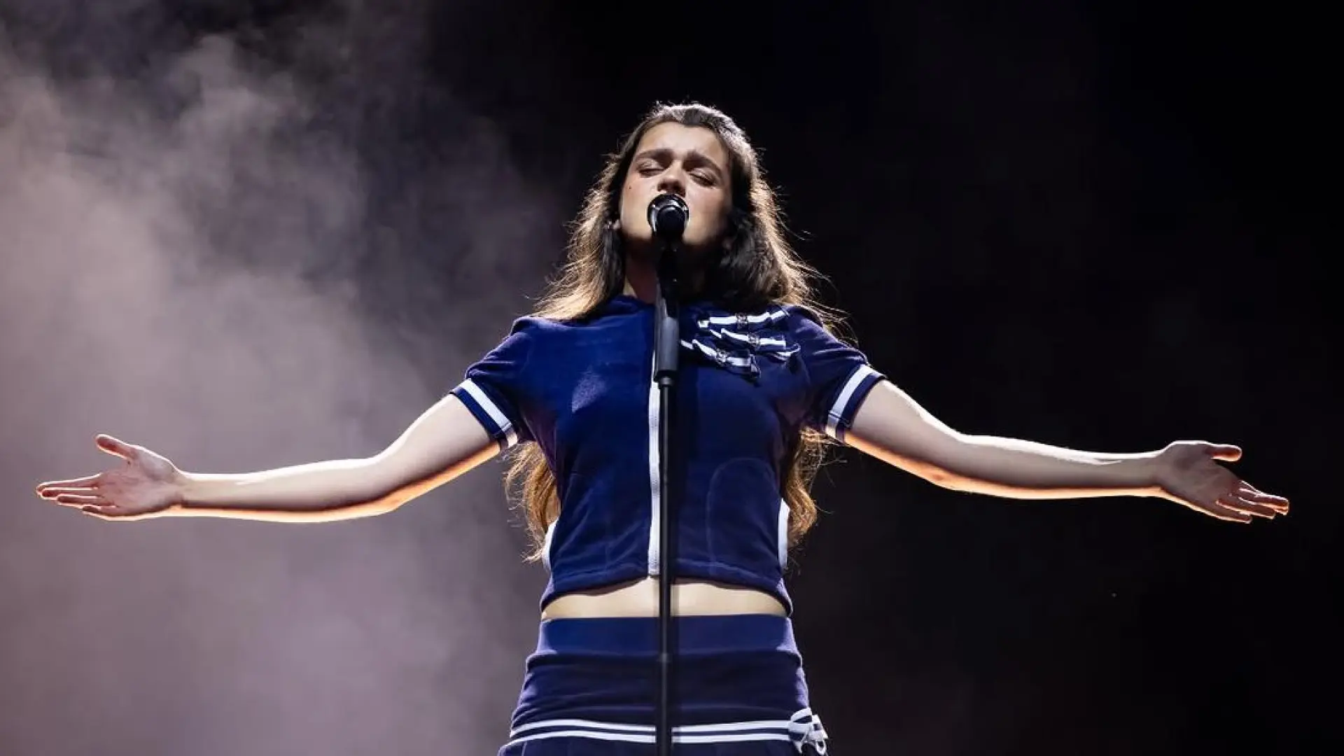 Amaia conquista el Festival Río Babel con el chándal marinero (con toque retro) más coqueto y divertido