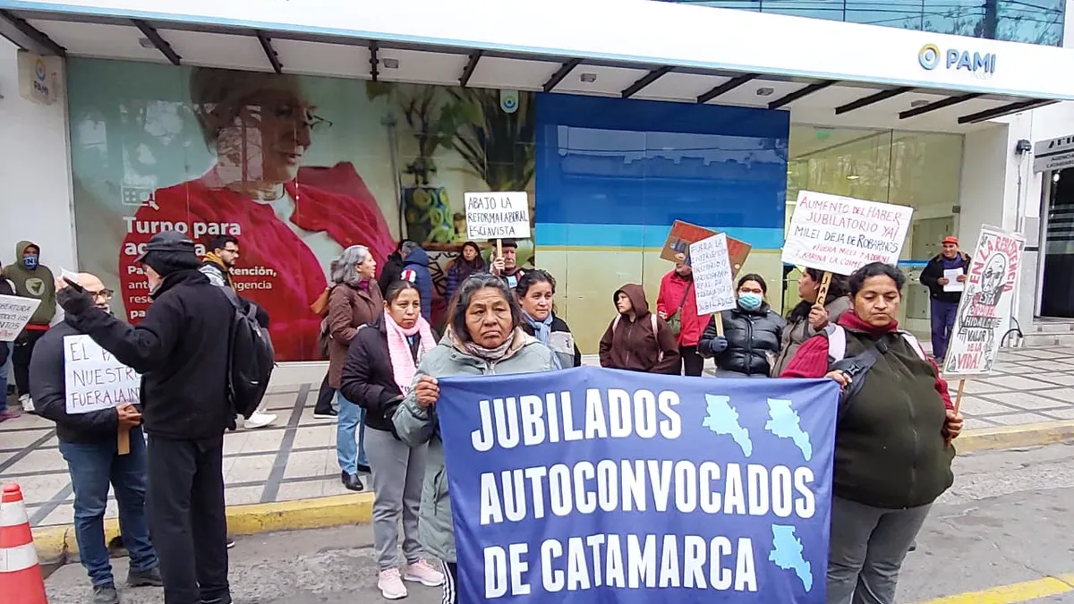 Jubilados marcharon hasta el PAMI en rechazo al ajuste y por la crisis en las prestaciones