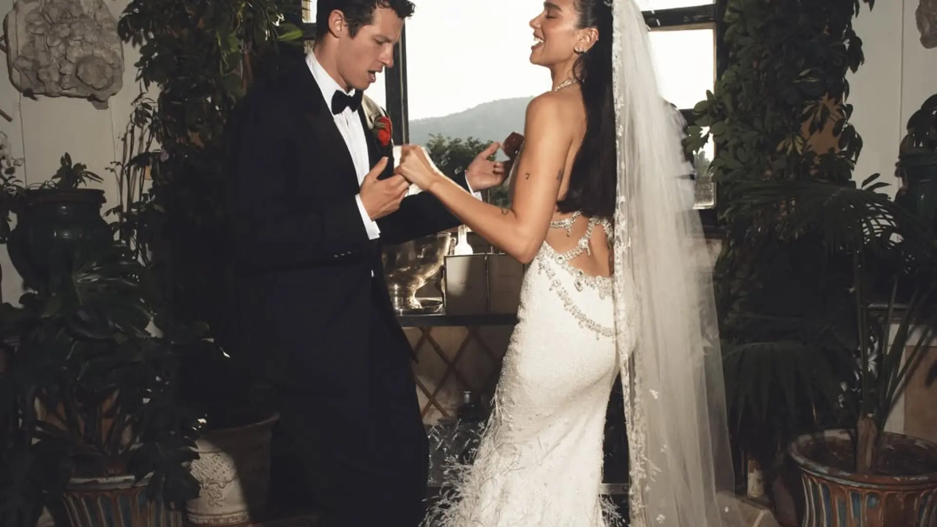 Adiós depresión posboda: así la están superando Dua Lipa y Callum Turner