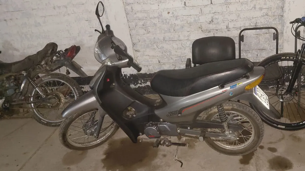 Detuvieron a un joven de 18 años y a un menor por el robo de una moto en Rawson