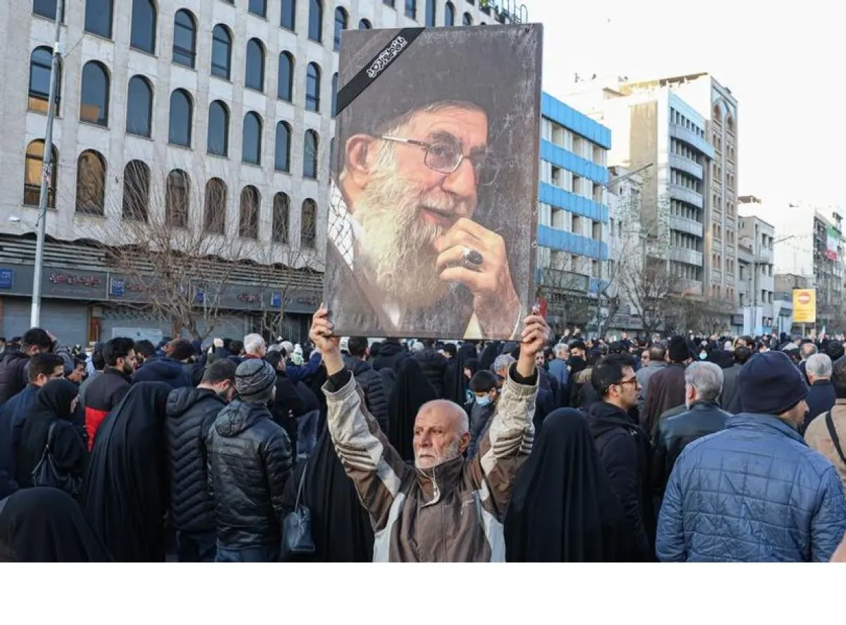Irán jura venganza en los funerales de Jamenei y reaparece el jefe de la Guardia Revolucionaria