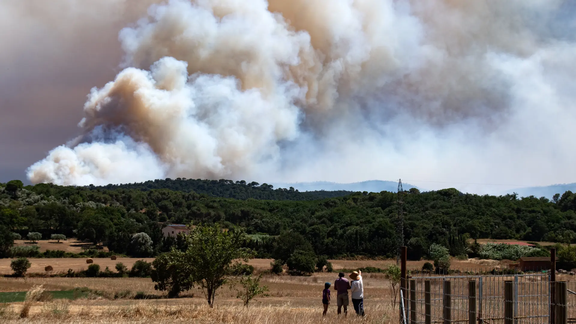 Los Bombers descartan por ahora tener controlado el incendio de Les Gavarres, que todavía tiene puntos calientes