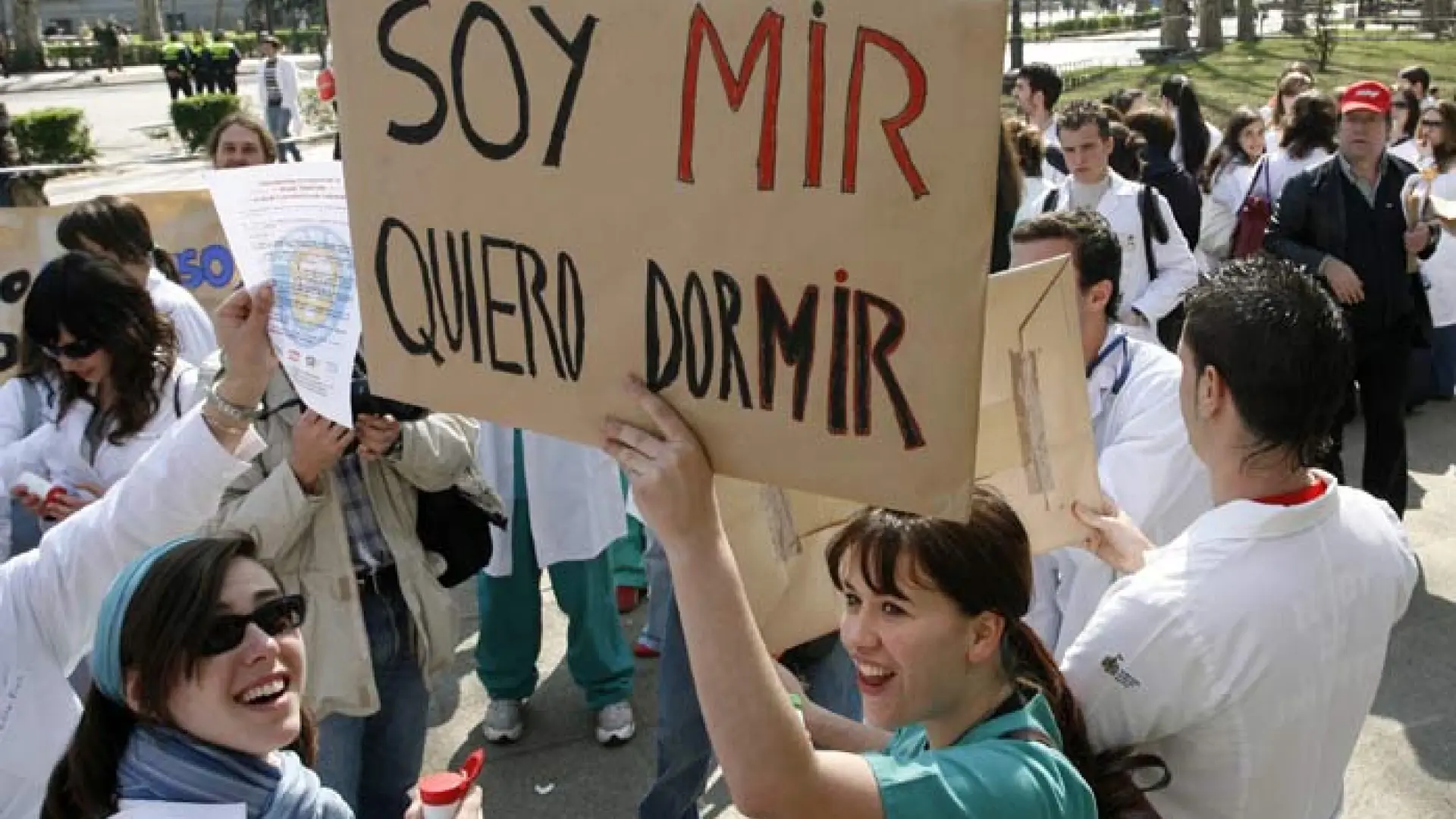 Sanidad propone reducir las guardias de los MIR a 17 horas y mejorar su retribución