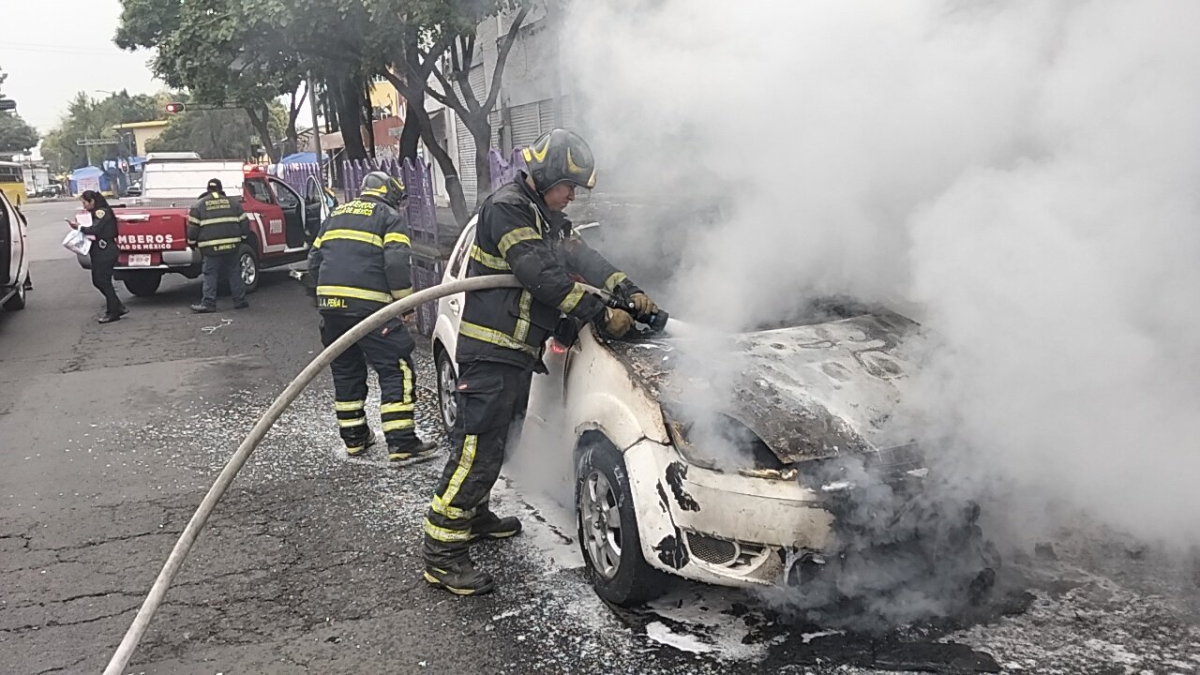 Evacúan a 12 personas por fuga de gas en Iztapalapa; vehículo se incendia en Cuauhtémoc