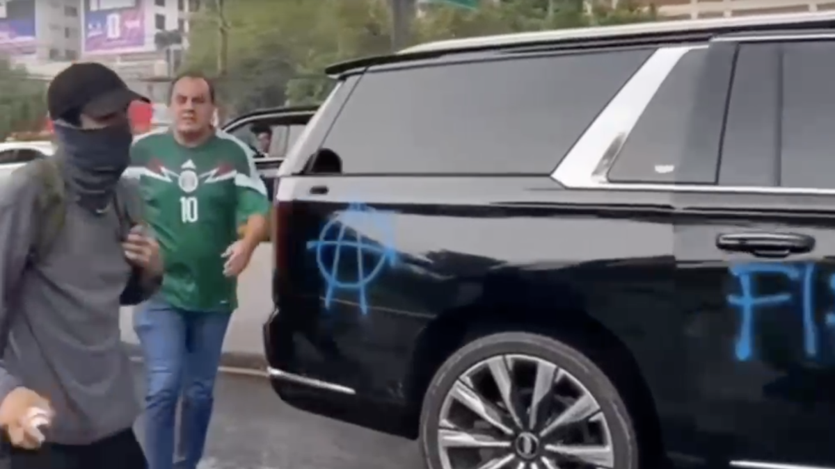 Pintarrajean la camioneta de Cuauhtémoc Blanco; se baja a discutir y le caen a gritos