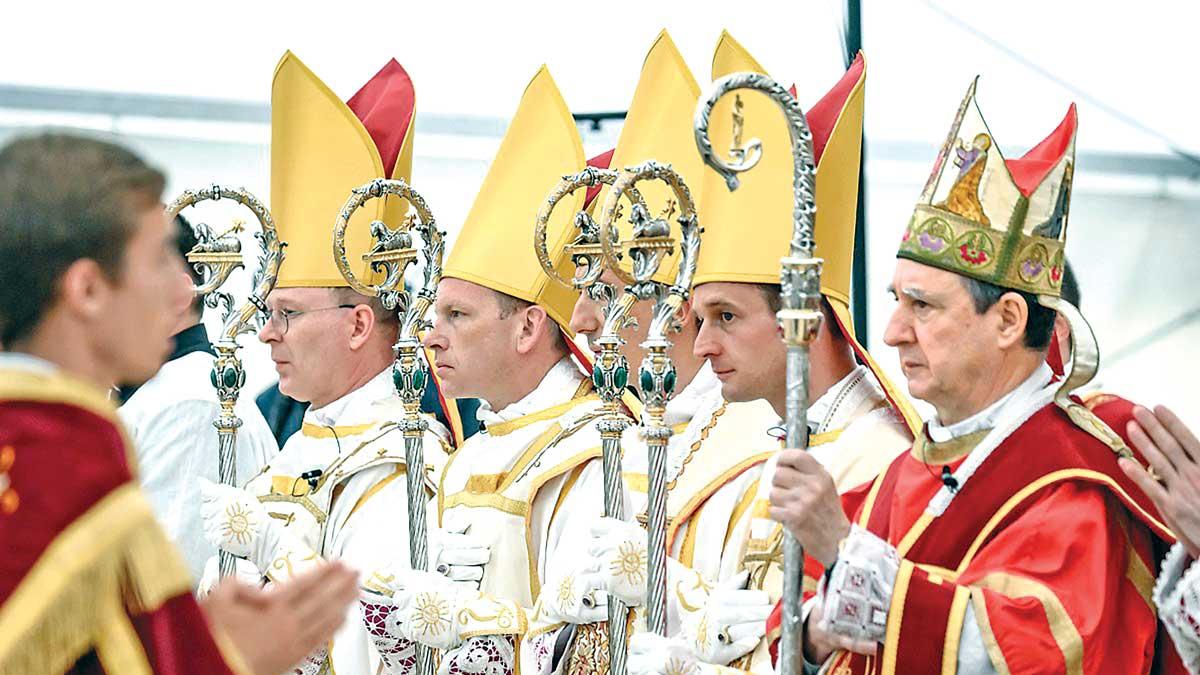 Lefebvrianos ignoran petición de León XIV y desafían a la iglesia católica