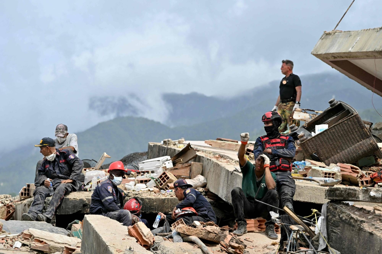 Venezuelans frustrated by quake response want new presidential elections