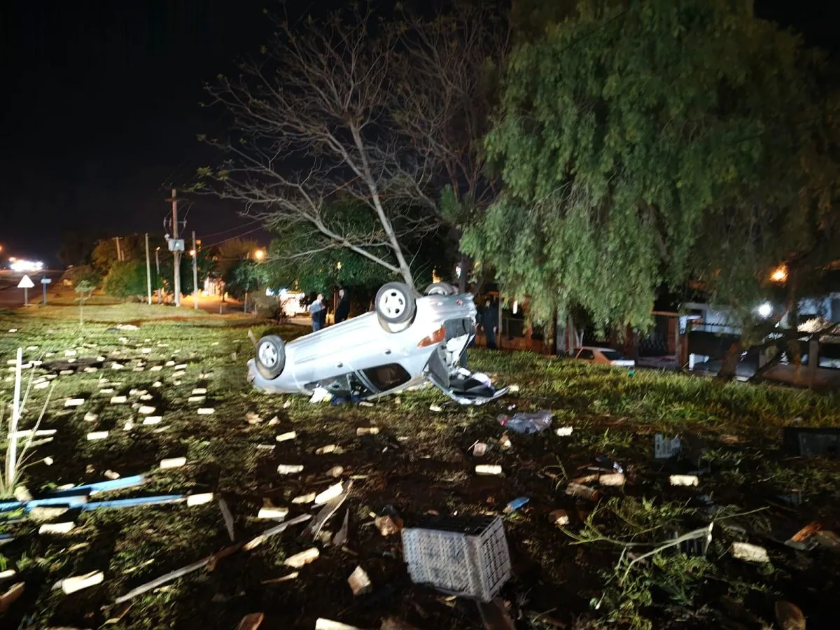 Garupá: despistó con su auto al intentar esquivar dos motos y terminó herido