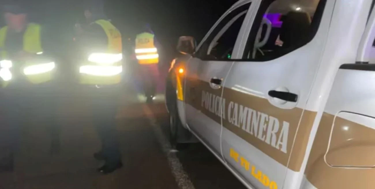 Un auto cayó de un puente tras chocar con una camioneta de argentinos en Uruguay: murieron un hombre y un niño