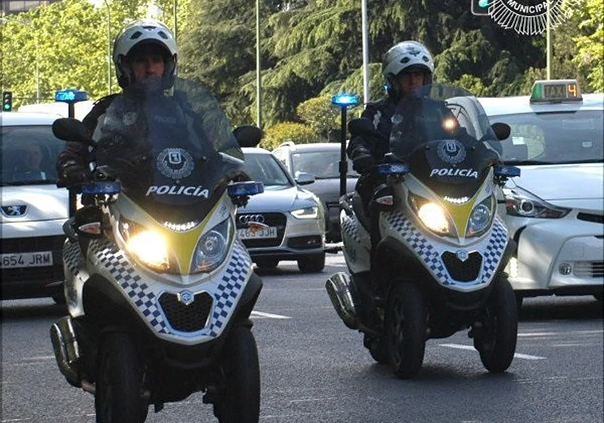 Un policía municipal en moto atropella a tres jóvenes en Gran Vía durante el Orgullo