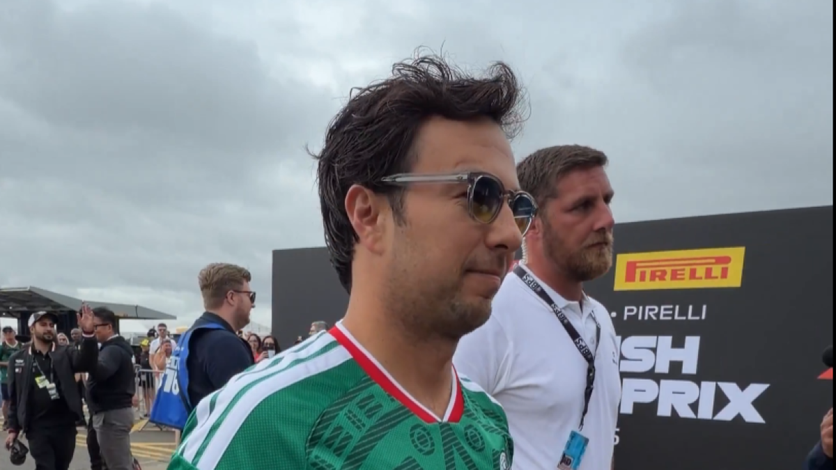 Checo Pérez llega al GP de la Gran Bretaña de la F1 vistiendo la playera de México