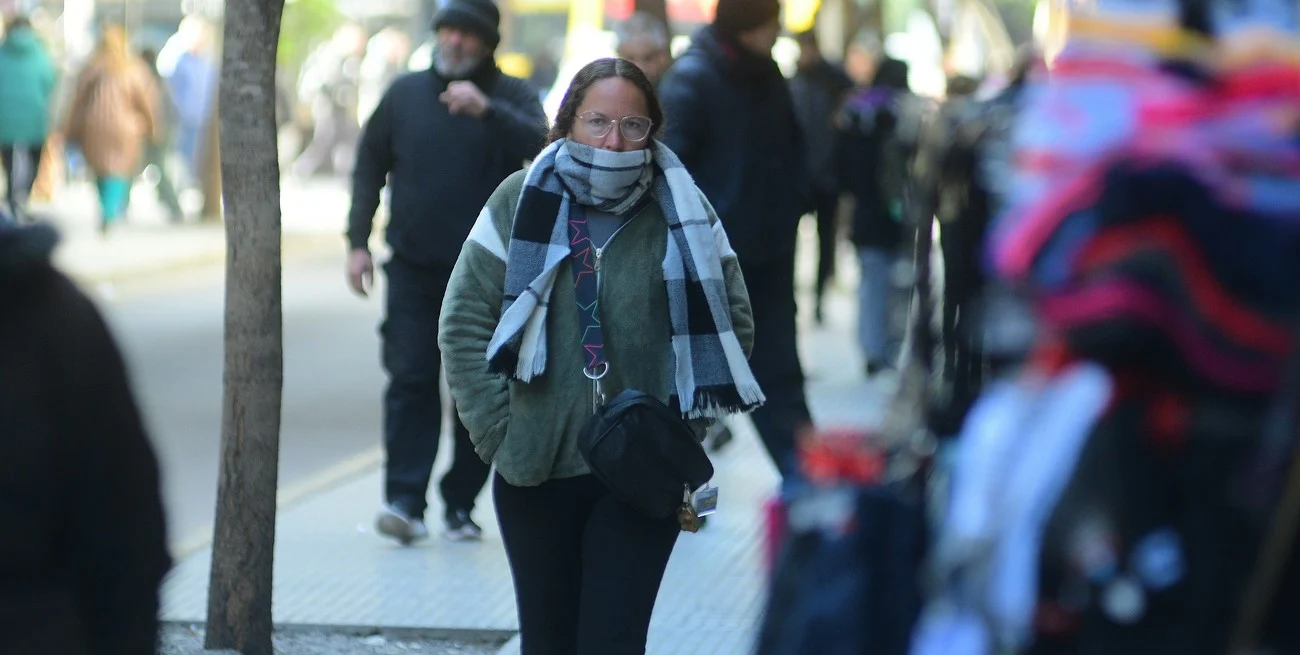 Lunes con niebla y frío bajo cero en la ciudad de Santa Fe