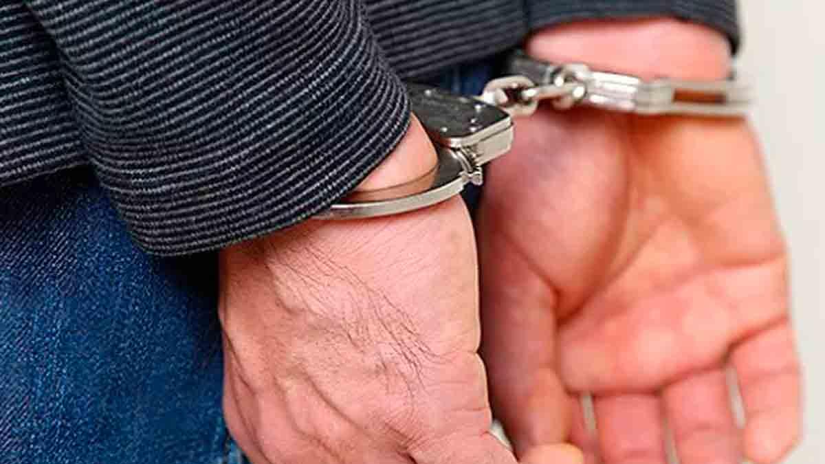 Sorprenden a ladrón mientras vaciaba caja fuerte de empresa en Iztapalapa