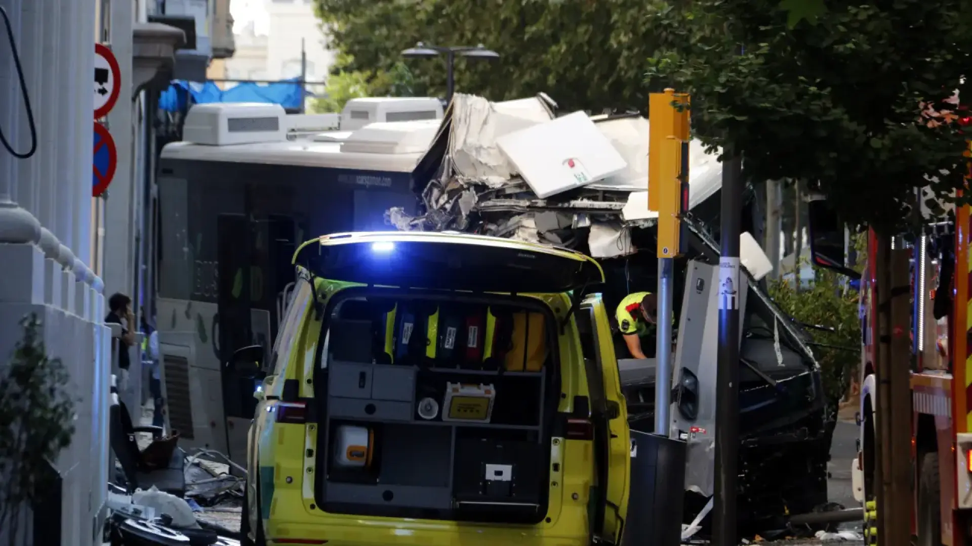 Un autobús de pasajeros choca contra un edificio en pleno centro de Lleida: al menos 15 heridos, cuatro de ellos muy graves