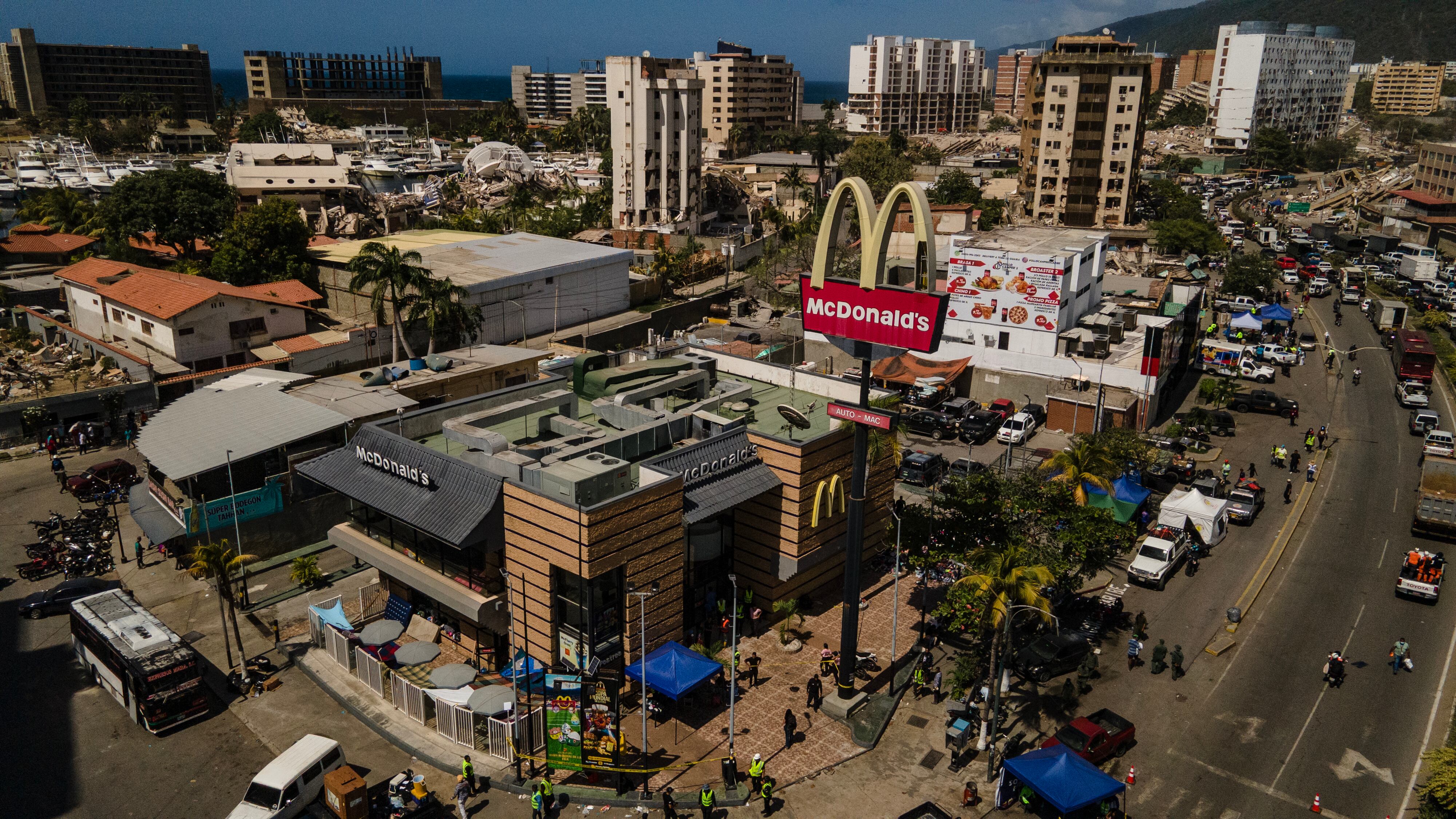 Un McDonald's convertido en hospital: la improvisación y el desamparo marcan la primera semana del terremoto en Venezuela