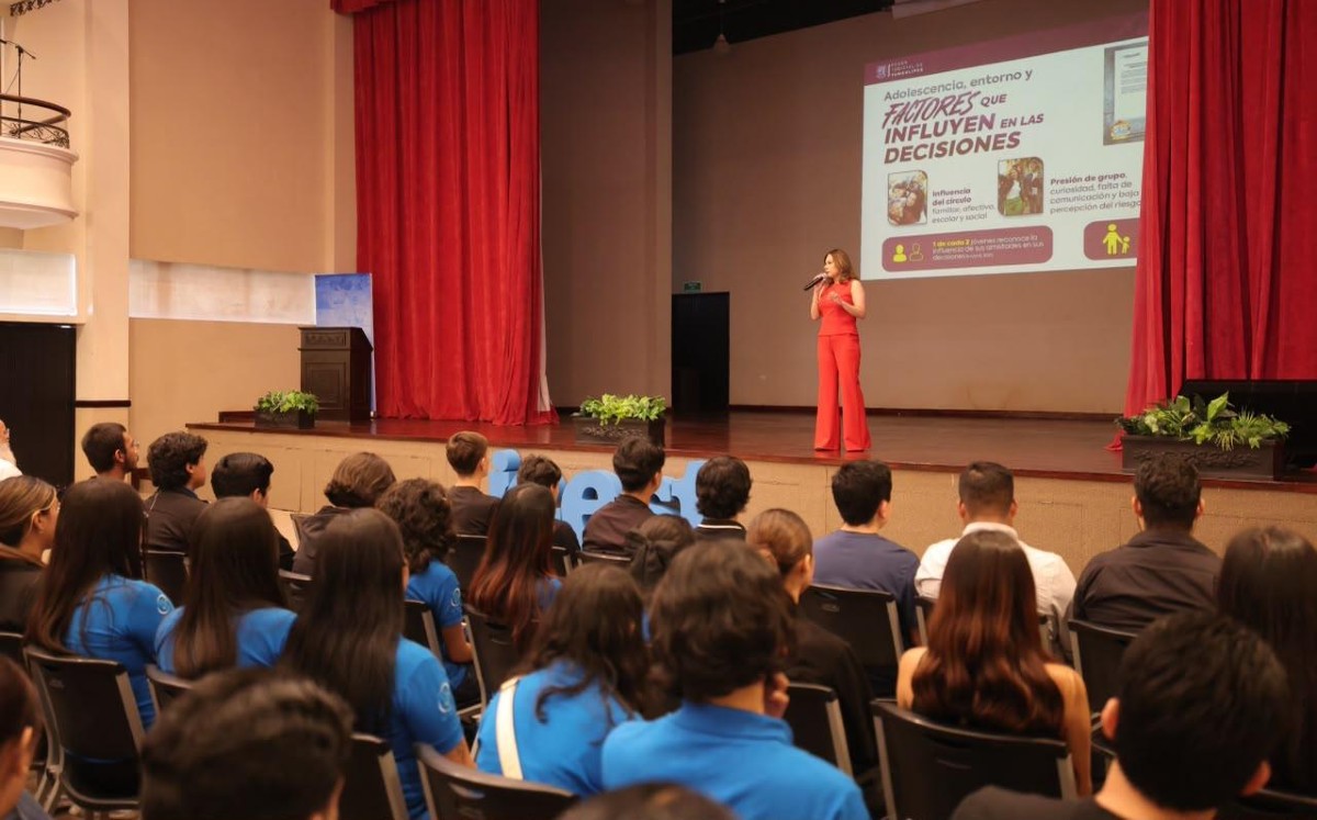 Magistrada Tania Contreras López da conferencia a alumnos del ICEST