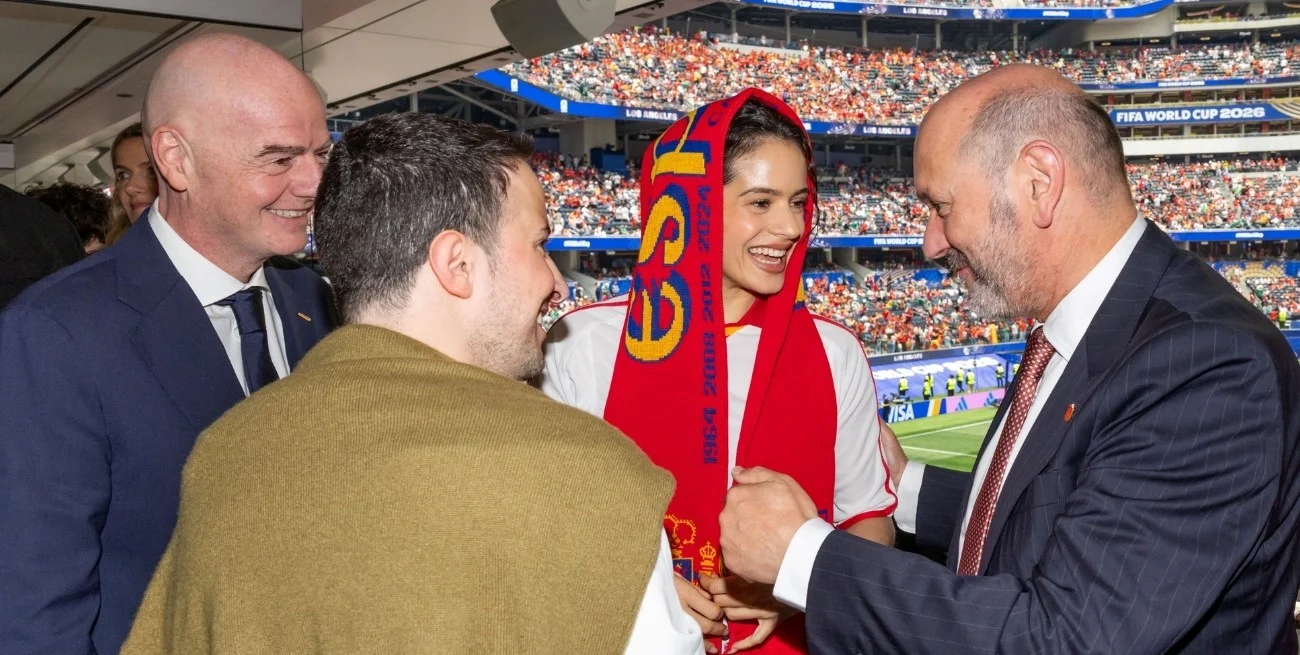 Rosalía alentó a España junto a Gianni Infantino y Penélope Cruz en el SoFi Stadium