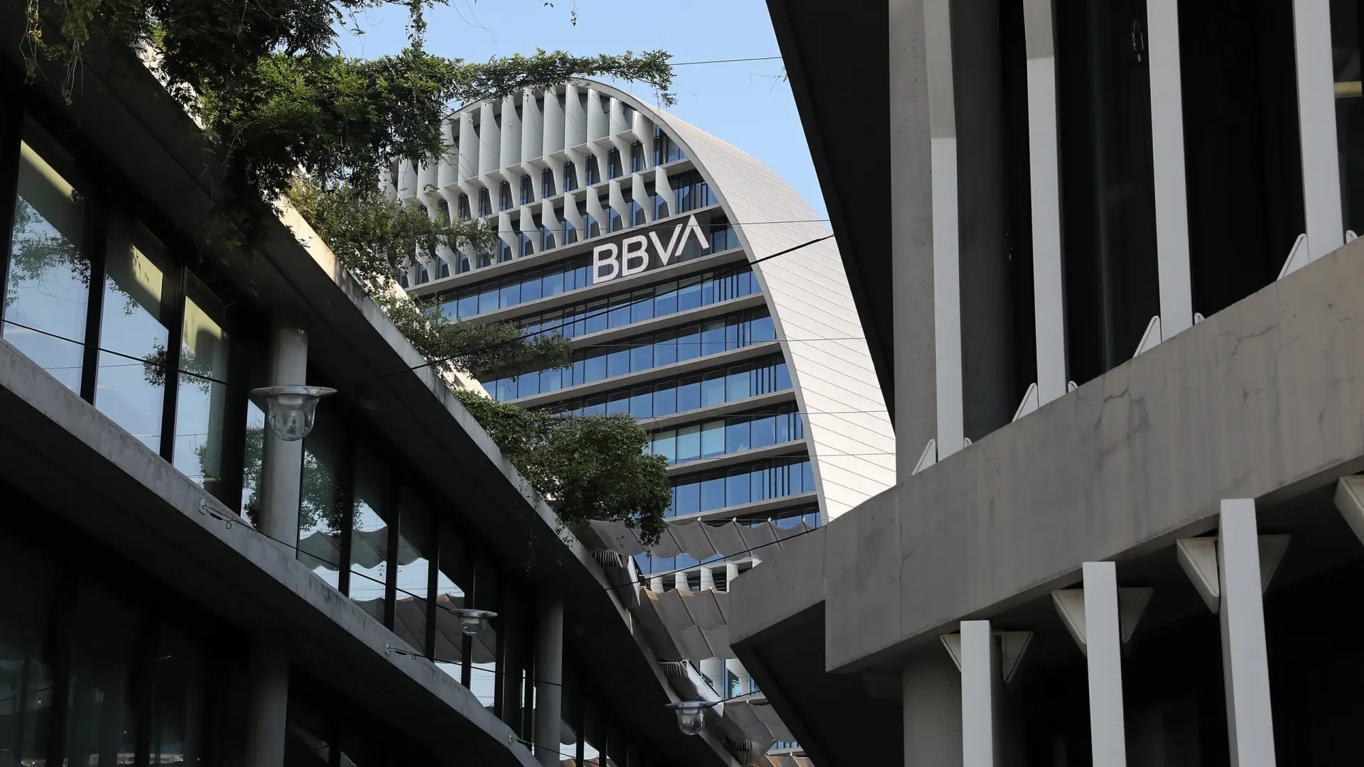BBVA reduce al 1,96% su participación en Telefónica tras la salida del consejo de administración