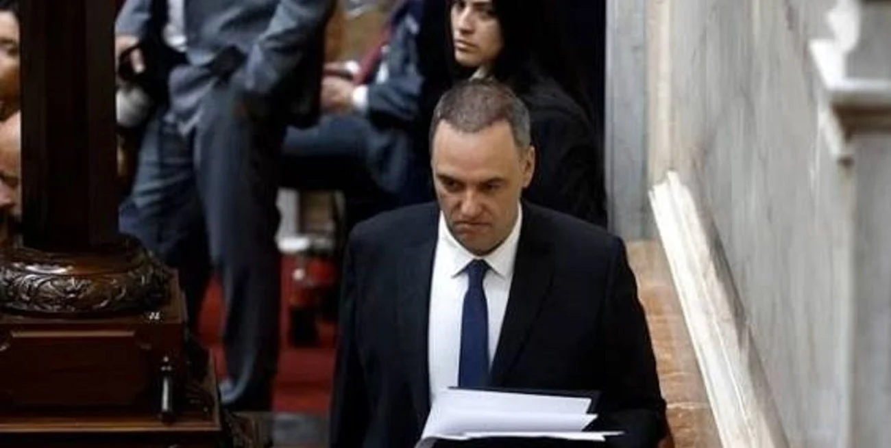 La Justicia prohibió a Manuel Adorni salir del país sin autorización judicial