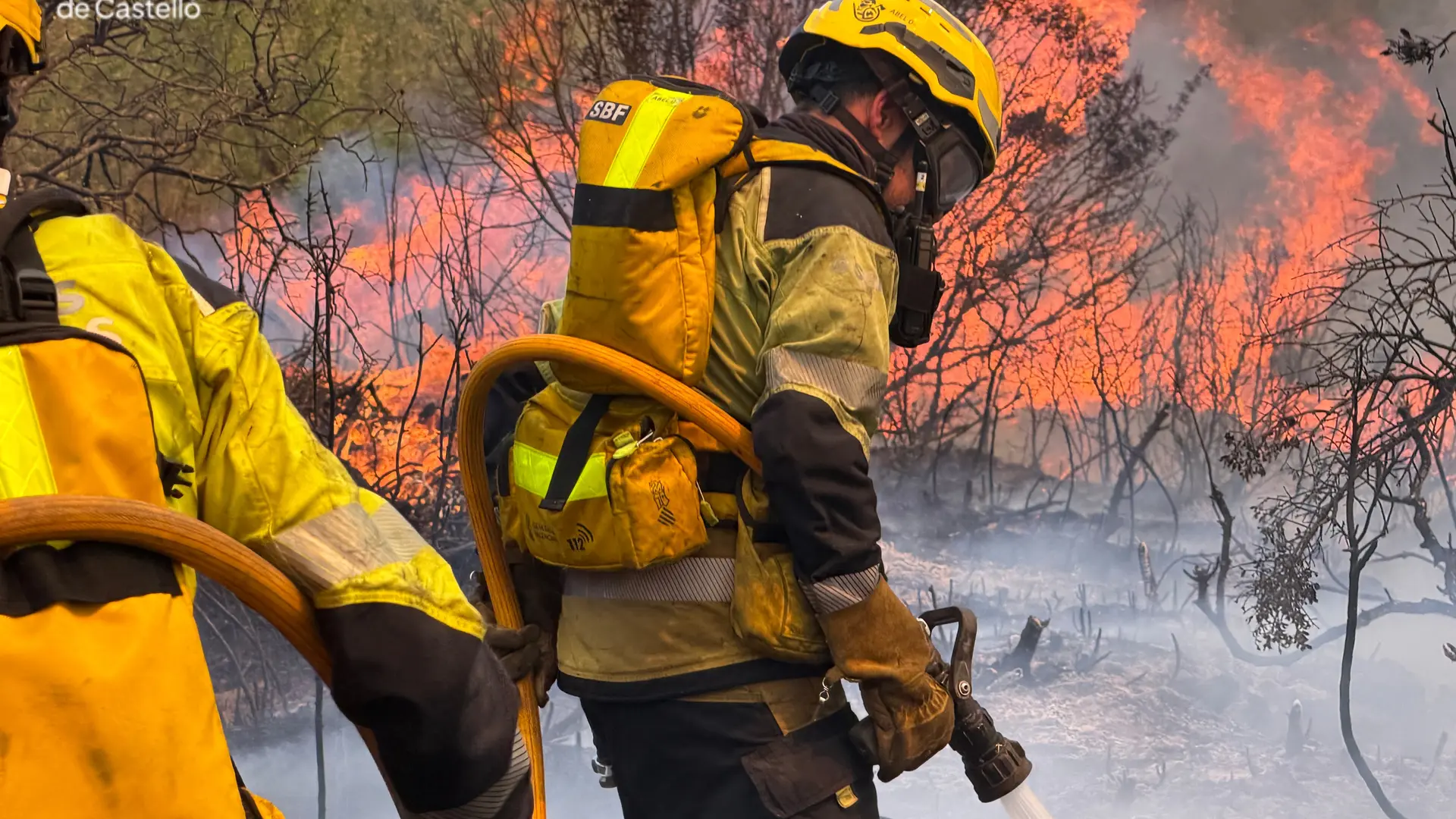 Un amplio dispositivo de emergencias trabaja para mantener el perímetro del incendio de Castellón
